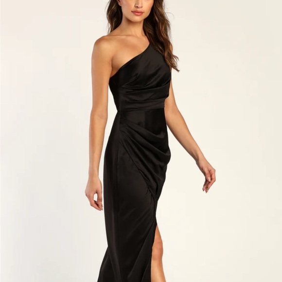 Lulu’s NWT NEVER WORN Med Black Satin OneShoulder FullLength Formal Gown Dress - Picture 2 of 8